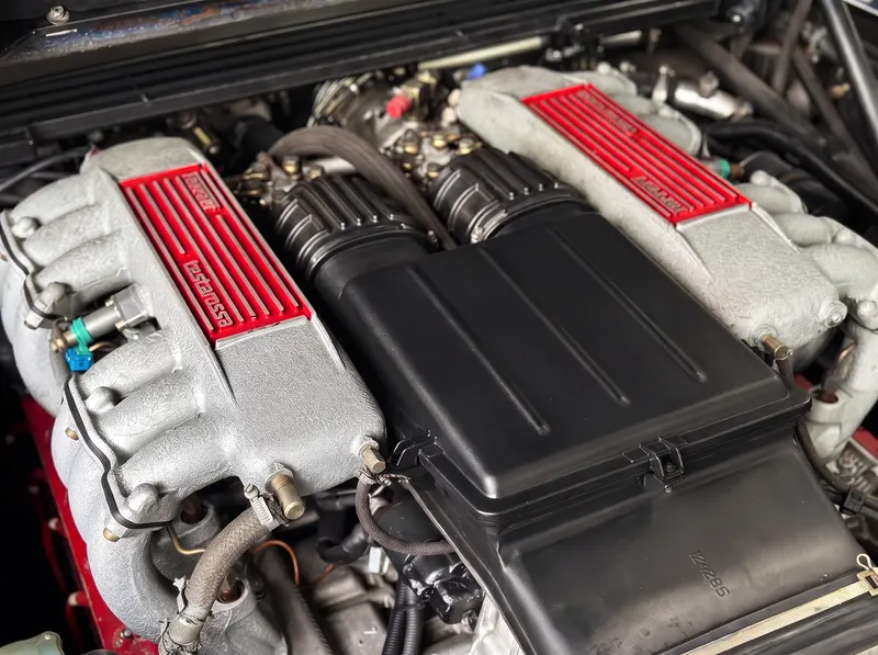 Zwölfzylinder-Motor eines Ferrari Testarossa mit roten Ventildeckeln