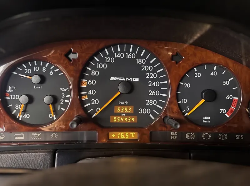 Kombiinstrument mit Wurzelholz-Einfassung, AMG-Tachometer bis 300 km/h, Drehzahlmesser und Verbrauchsanzeige